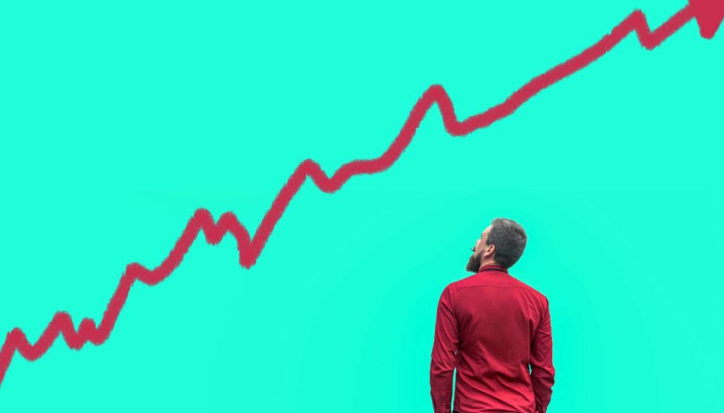NSM-CPS-insights-how-the-insurance-provider-you-choose-914x458@2x a man looking at a red arrow pointed up